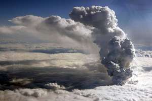Столб дыма от вулкана Эйяфьятлаокюдль. Фото: http://vz.ru