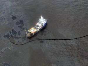 Над местом утечки нефти в Мексиканском заливе стоят новый купол, а скважину решили заткнуть резиновой пробкой. Фото: http://reuters.com/