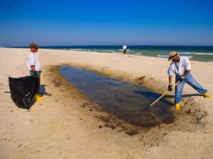 Уборка нефти с пляжа в штате Алабама. Фото пресс-службы ВР