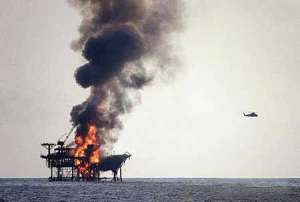 Взрыв на нефтедобывающей платформе. Фото: http://www.atrinaflot.narod.ru