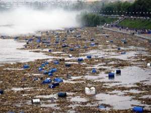 Китайские аварийные службы выловили из впадающей в Амур реки Сунгари порядка 1500 контейнеров с ядохимикатами. Фото: http://focus.cnhubei.com