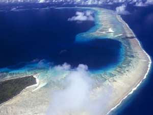 Атолл Бикини представляет собой 36 островов, окружающих лагуну площадью приблизительно 600 кв км. Фото: http://www.bikiniatoll.com/