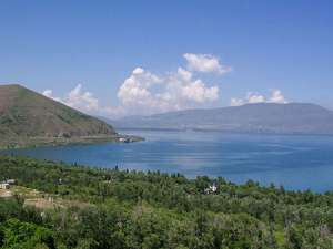 Озеро Севан. Фото: http://www.advantour.com