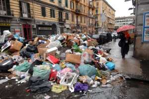 Горы мусора в Неаполе. Фото: http://www.etoday.ru