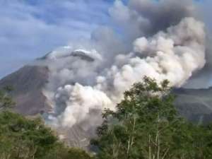 На острове Ява вулкан Мерапи снова выбрасывает мощные столбы пепла. Фото: Вести.Ru