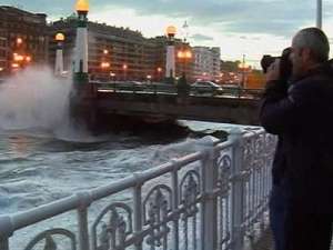 Высота волн достигает 15 метров. Фото: Вести.Ru