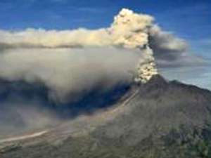 Число жертв извержения вулкана Мерапи в центральной части индонезийского острова Ява достигло 240 человек. Фото: http://reuters.com/