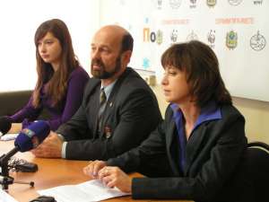Слева на прово: Дарья Филиппова, делегат на форуме от РФ, Юрий Дарман, директор Амурского. Автор фото: Амурский филиал WWF России