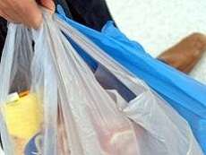 Экологи считают, что пластиковые пакеты намного экологичнее бумажных пакетов и холщовых сумок. Фото: http://aif.ru