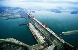 Три ущелья (Three Gorges Dam) - самая большая и самая дорогая плотина в мире. Эта плотина недавно построена в Китае, она возвышается на 300 метров над уровнем воды в реке Янцзы. На её постройку ушло 27 млн. кубических метров бетона. Высота плотины составляет 185 метров, а длина 2309 метров. В течение нескольких лет возле нее образуется искусственное море, протяженностью в 600 километров.. Фото: http://samogo.net