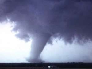 Торнадо в Оклахоме. Кадр видеозаписи с сайта YouTube 