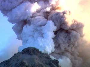 Продолжающий извергаться на Камчатке вулкан Шивелуч выбросил столбы пепла и газа на высоту до 10 км. Фото: http://www.vesti.ru/