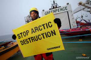 Куми Найду принял участие в акции против нефтедобычи в Арктике. Фото: http://www.greenpeace.org