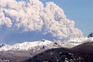 Облако пепла вулкана Пуйеуэ. Фото: http://latindex.ru