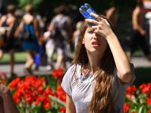 Москвичам эксперты запрещают даже загорать: принятие солнечных ванн в столичном регионе 16 и 17 июля может негативно сказаться на здоровье. Фото: http://www.globallookpress.com/