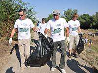 Астраханский губернатор делом поддержал акцию «Блогер против мусора». Фото: Служба природопользования и охраны окружающей среды Астраханской области