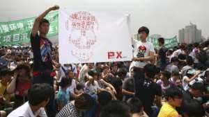 Акция протеста против химпроизводства проходит в китайском Даляне. Фото: http://msn.com
