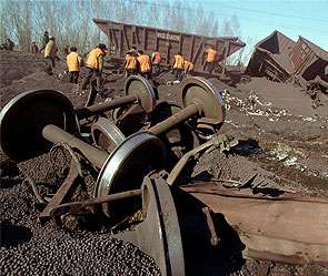 Железнодорожная авария, в результате которой перевернулись вагоны с углем. Фото: http://dni.ru