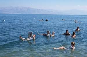 Волшебные воды Мёртвого моря (фото Roger Antrobus / Corbis).