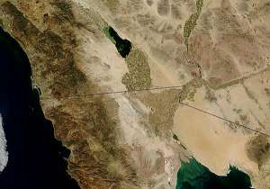 Солёное озеро Солтон-Си (в центре) и край Калифорнийского залива (внизу) — область активного рифтообразования. (Изображение НАСА.)