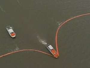 Содержание нефтепродуктов в реке Миасс превышено в десятки раз. Фото: Вести.Ru