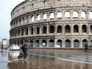 Сильнейший дождь с грозой обрушились на столицу Италии Рим. В результате оказались затоплены многие кварталы исторического центра города, туристы совершают прогулки по колено в воде. Фото: http://daily.wired.it