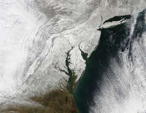 Восточное побережье США 11 февраля 2010 года. Снимок спутника Terra. (Изображение NASA MODIS Rapid Response Team / Jeff Schmaltz.)