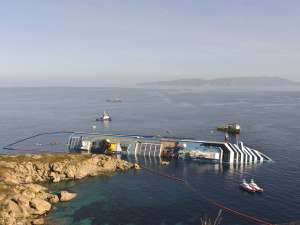 Costa Concordia будут поднимать около года, главная задача - не допустить разлива топлива. Фото: http://www.globallookpress.com/
