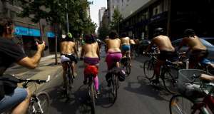 Велосипедисты Чили борются за экологию в голом виде. Фото: AFP