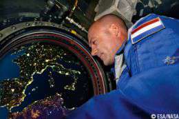 Андре Куиперс смотрит на Землю с космической станции. Фото: WWF 