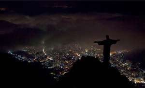 Статуя Христа в Рио-де-Жанейро в &quot;Час Земли&quot;. Фото: http://inmarket.biz
