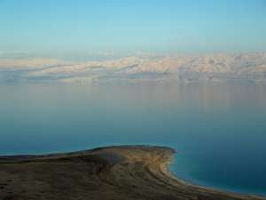 Мертвое море. Вид с израильского берега в сторону Иордании. Фото из Википедии