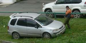 Парковка на газонах. Фото: http://www.primorye24.ru