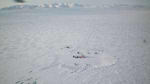 Бурильщики на льду озера Эльгыгытгын (фото Jens Karls).