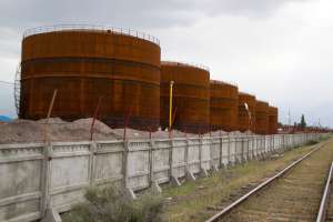 Открытые нефтехранилища. Фото: http://kloop.kg