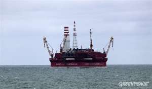 Разлив нефти на платформе «Приразломная» грозит региону непоправимой катастрофой. Фото: Greenpeace