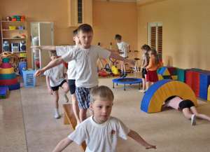 Дети занимаются физкультурой. Фото: http://atom-cs.com.ua