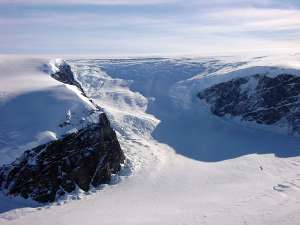 Шельфовый ледник Ларсена у побережья Антарктического полуострова (фото Jim Yungel / NASA).