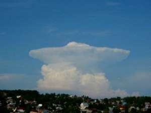 Над Лысьвой поднялось грибовидное облако. Фото: Вести.Ru
