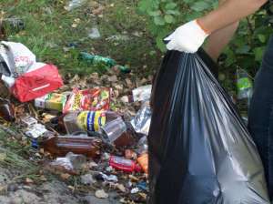 Уборка мусора участниками движения &quot;Мусора.Больше.Нет&quot;. Фото: http://mosaica.ru