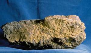 Урановая руда. Фото: ВикипедиЯ