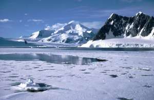 Замерзшая океаническая вода обрамляет Антарктику. Фото: http://sciencedaily.com