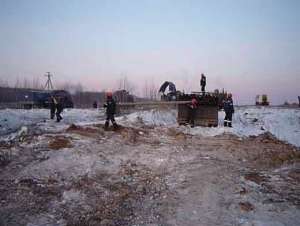 Ликвидация разлива нефти под Владимиром. Фото: http://aif.ru