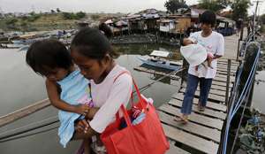 Жертвами шторма на Филиппинах стали 5 человек. Фото EPA с сайта &quot;Голос России&quot;