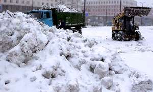 За минувшие сутки с улиц Москвы вывезено около 300 тыс. кубометров снега. Фото: http://autonews.ru