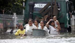 Число жертв наводнений в Индонезии достигло 26 человек. Фото EPA с сайта &quot;Голос России&quot;