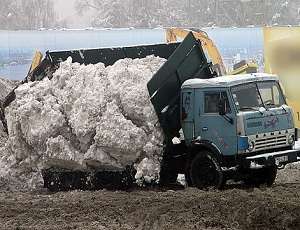 Власти Киева гробят экологию горами ядовитого снега. Фото: &quot;Новый Регион&quot;