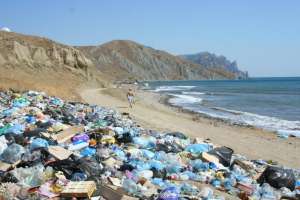 Пластиковый мусор на побережье. Фото: http://i.ua