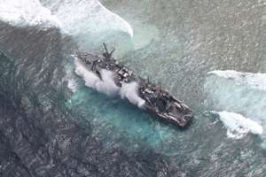  Севший на мель USS Guardian. Фото: Reuters