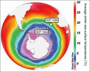 Цвета соответствуют средним температурам поверхности моря с января по март 1978–2010 годов. Указаны места, где производилось бурение. (Изображение авторов работы.)
